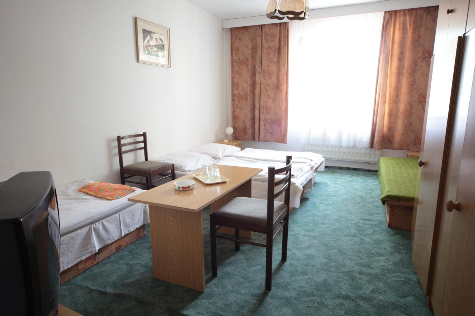 Hotel Puk Topoľčany Kültér fotó